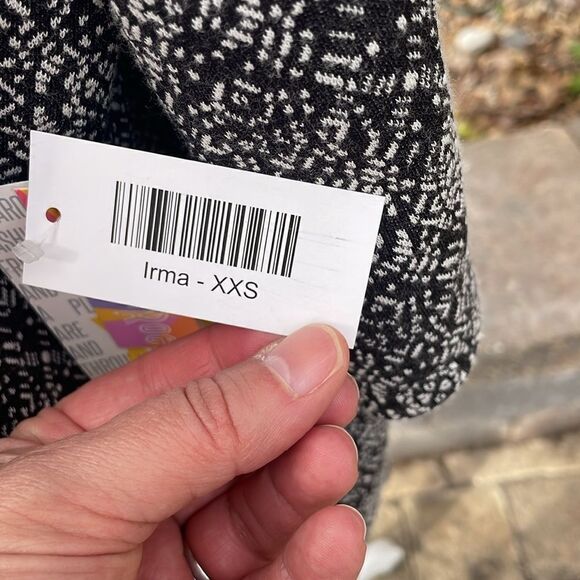 ✨LuLaRoe Black & White Printed Irma Tunic Top, NWT - Picture 3 of 8